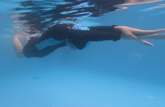 Alternating freestyle kick showing knees bend on up kick and straighten on down kick                                                                                                                                                